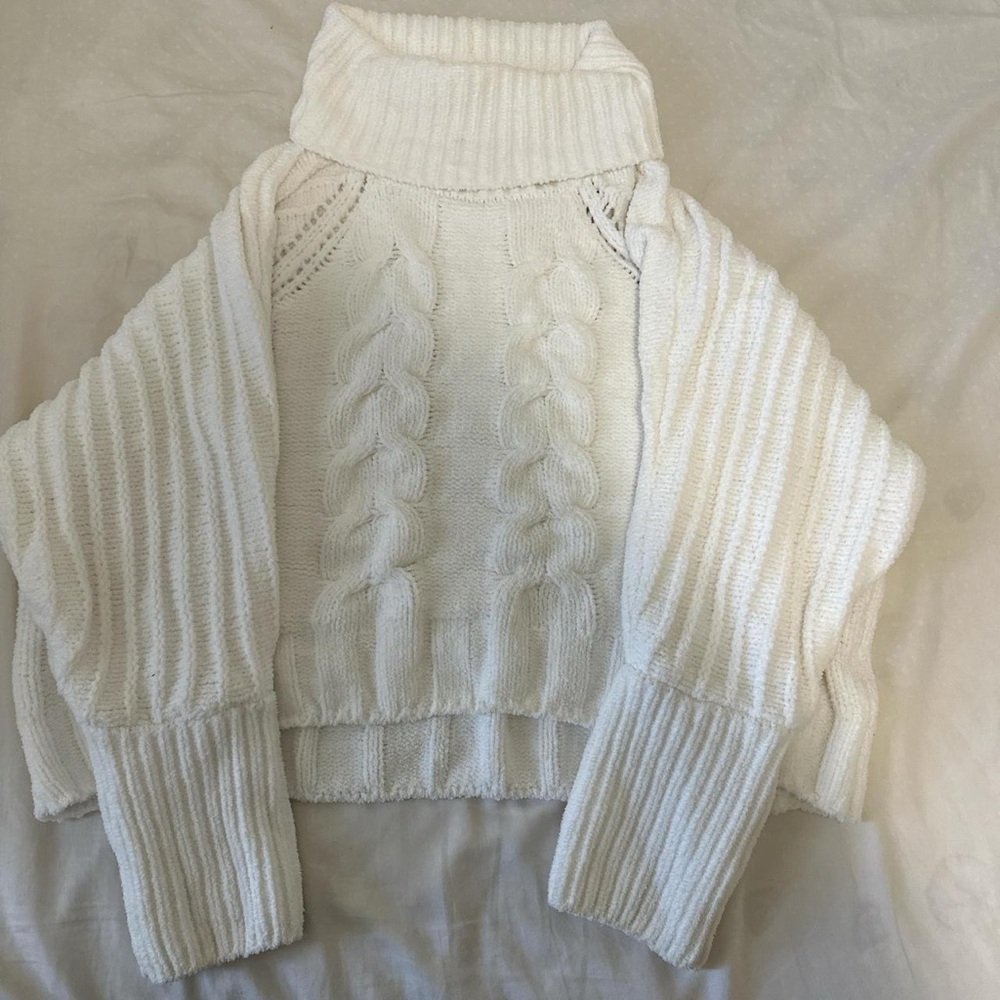 white chunky turtleneck 
size: marked a L but fits M